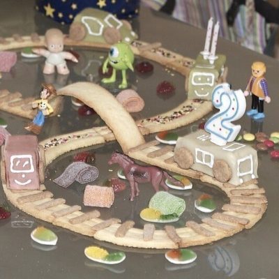 Gâteau d&rsquo;anniversaire : un circuit train ou voiture