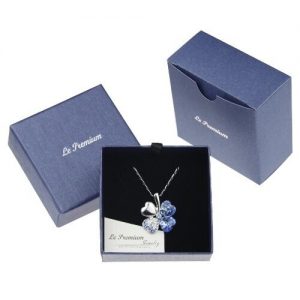 Le Premiumà Collier avec pendentif trèfle à fait avec SWAROVSKIà ELEMENTS Saphir Lumière