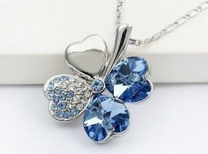 Le Premiumà Collier avec pendentif trèfle à fait avec SWAROVSKIà ELEMENTS Saphir Lumière