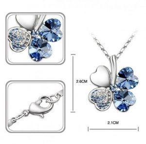 Le Premiumà Collier avec pendentif trèfle à fait avec SWAROVSKIà ELEMENTS Saphir Lumière