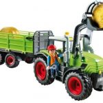 Grand tracteur avec remorque