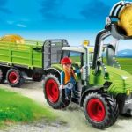 Grand tracteur avec remorque