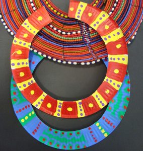 Collier africain en carton