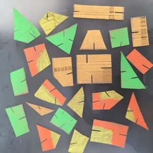 morceaux de carton découpé