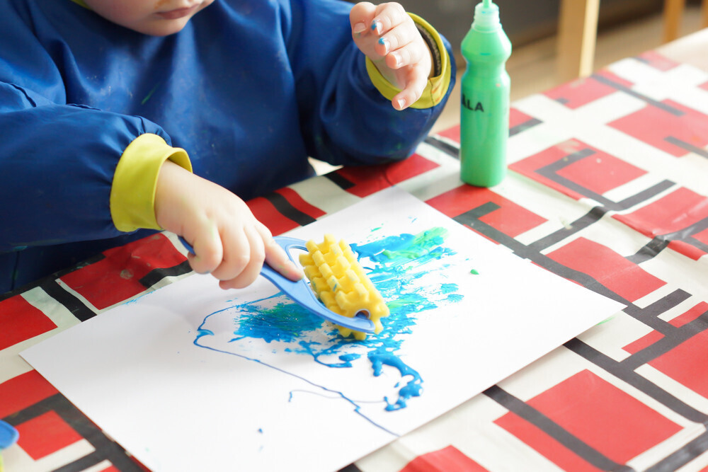 activité manuelle enfant sur le thème de Pâques. Création d'une guirlande d'oeufs de Pâques en peinture.