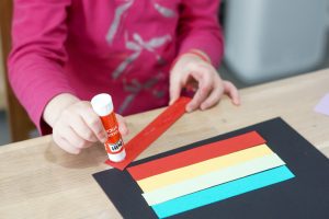 Une maison colorée en collage : motricité fine et géométrie