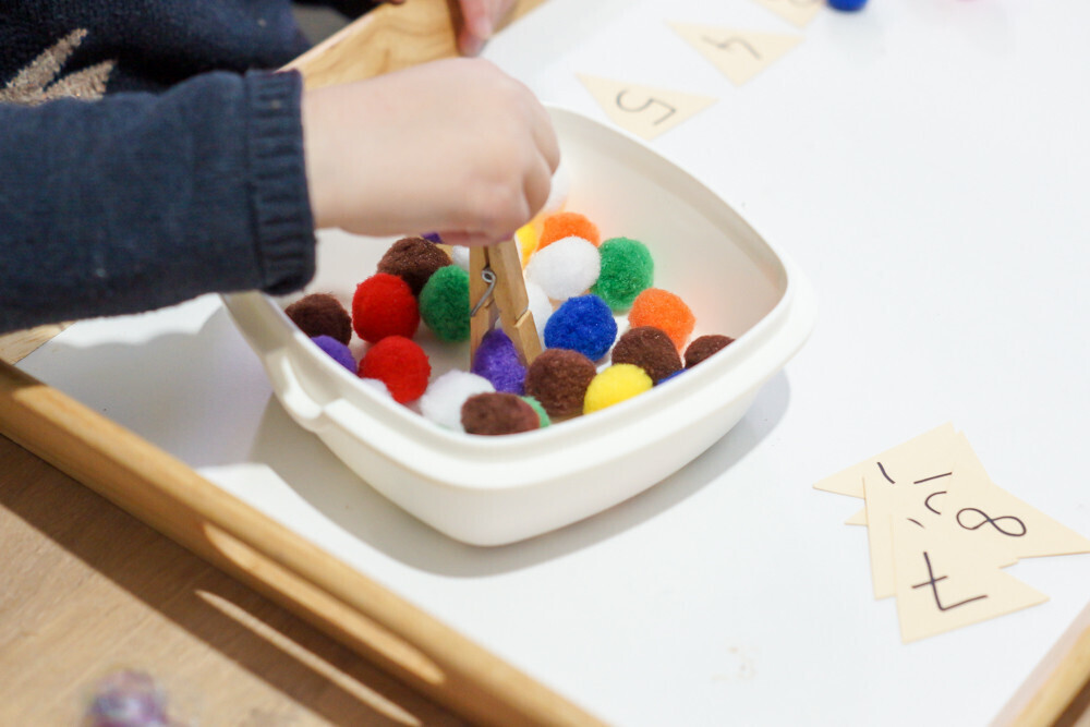 Bricolage enfant les glaces motricité fine pince et pompons .. - Le blog de  nounoucoindespetits