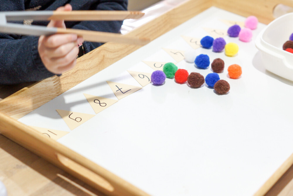 Bricolage enfant les glaces motricité fine pince et pompons .. - Le blog de  nounoucoindespetits