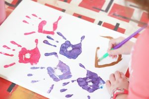 Une toile printanière avec un bouquet de mains