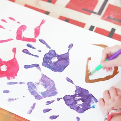 Une toile printanière avec un bouquet de mains