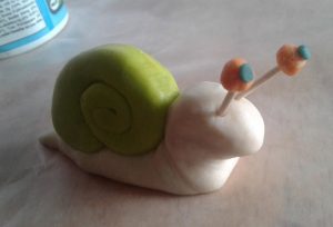 Petit escargot en pâte à sel étape par étape