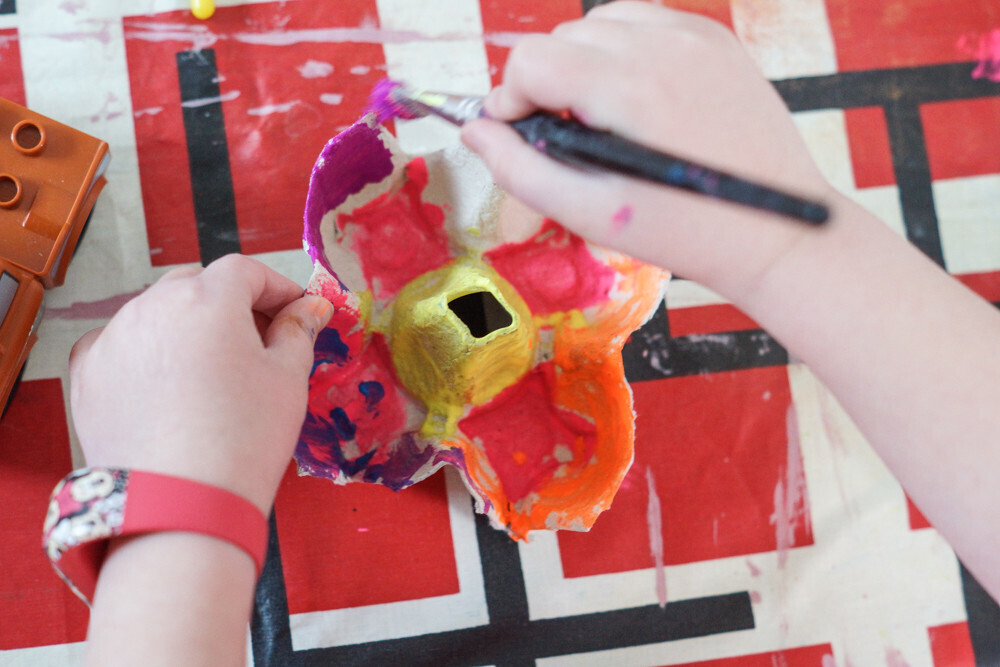 activité manuelle pour créer un bouquet de fleurs à partir de boite à oeuf. peinture enfant