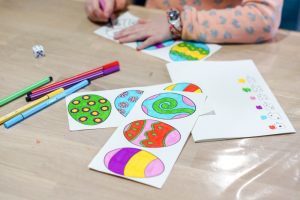 Jeu de dés et puzzle d’œufs de pâques