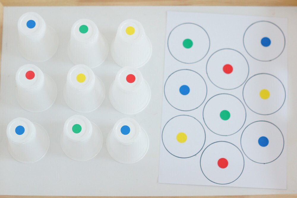 apprendre à dénombrer les chiffres ou les couleurs avec des gobelets. Activité type montessori pour les 2-5 ans