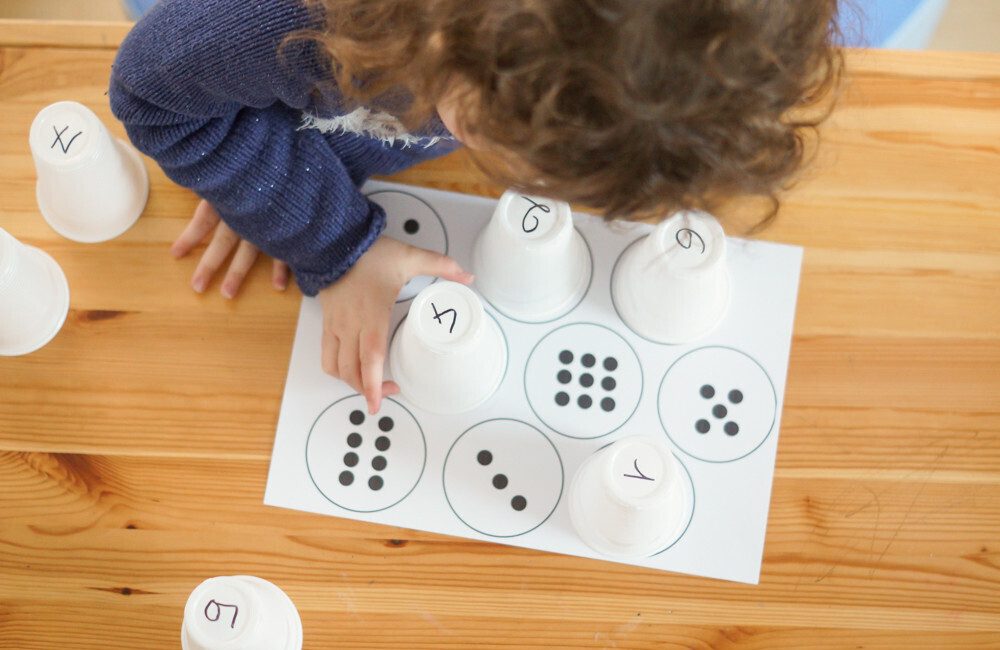 apprendre à dénombrer les chiffres ou les couleurs avec des gobelets. Activité type montessori pour les 2-5 ans