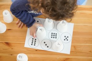 Jeux de gobelets avec les chiffres et les couleurs