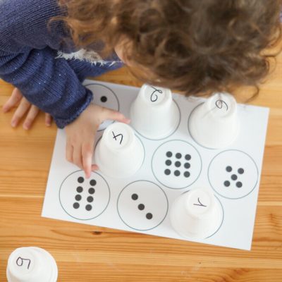 Jeux de gobelets avec les chiffres et les couleurs