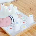 apprendre à dénombrer les chiffres ou les couleurs avec des gobelets. Activité type montessori pour les 2-5 ans