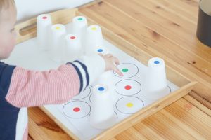 apprendre à dénombrer les chiffres ou les couleurs avec des gobelets. Activité type montessori pour les 2-5 ans