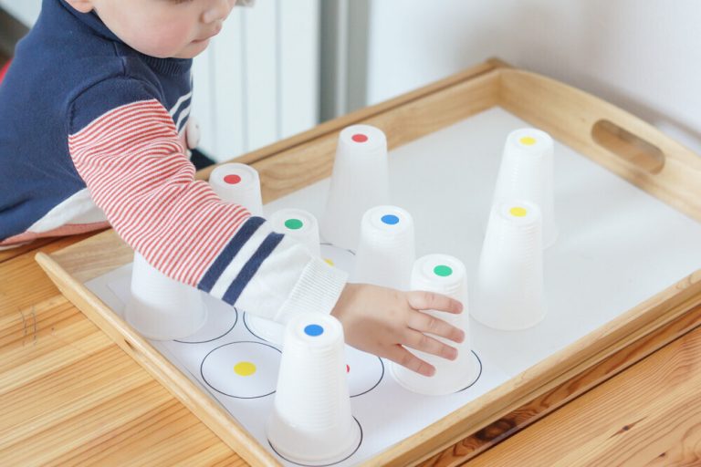 Jeux de gobelets avec les chiffres et les couleurs Un jour un jeu