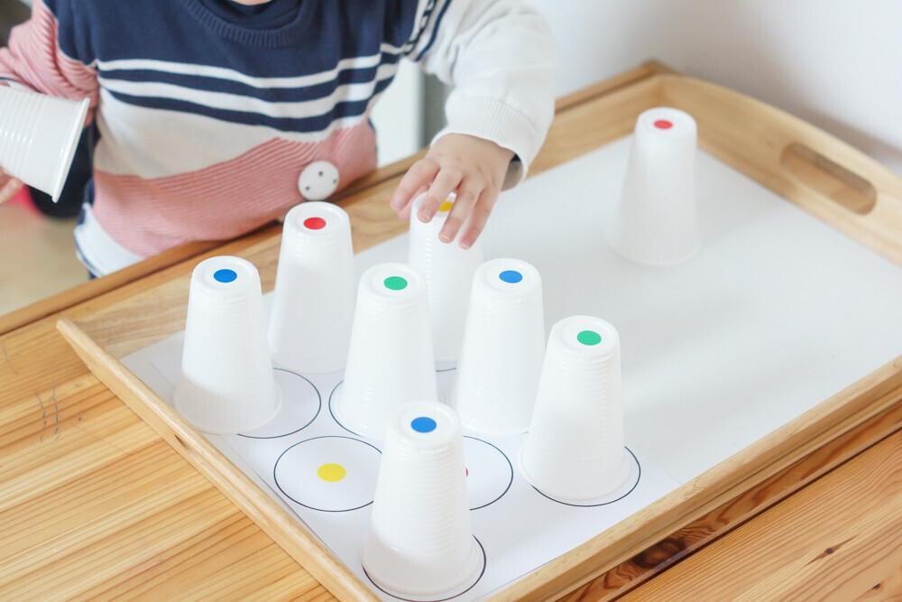 Jeux de gobelets avec les chiffres et les couleurs Un jour un jeu