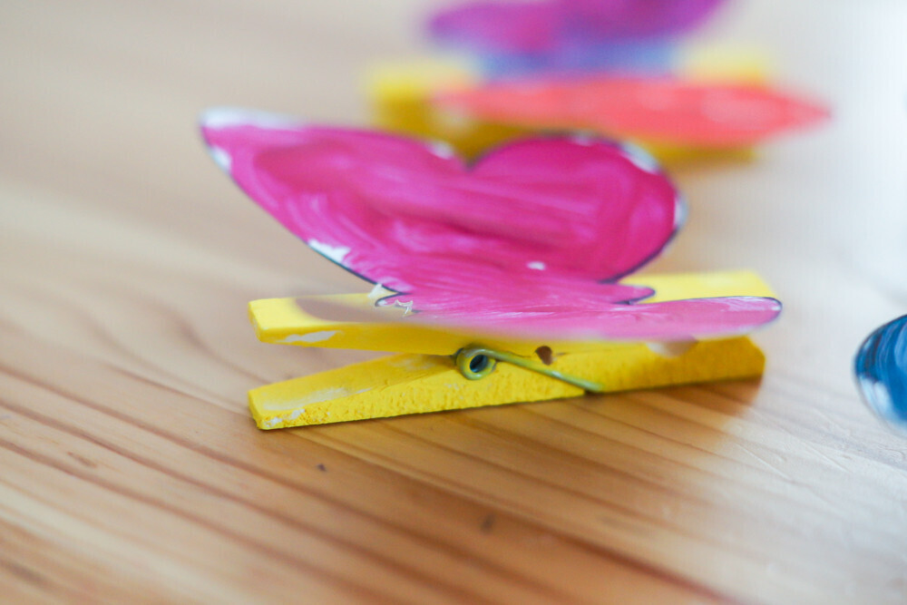 activité manuelle pour créer un papillon à partir d'une pince à linge et avec de la peinture