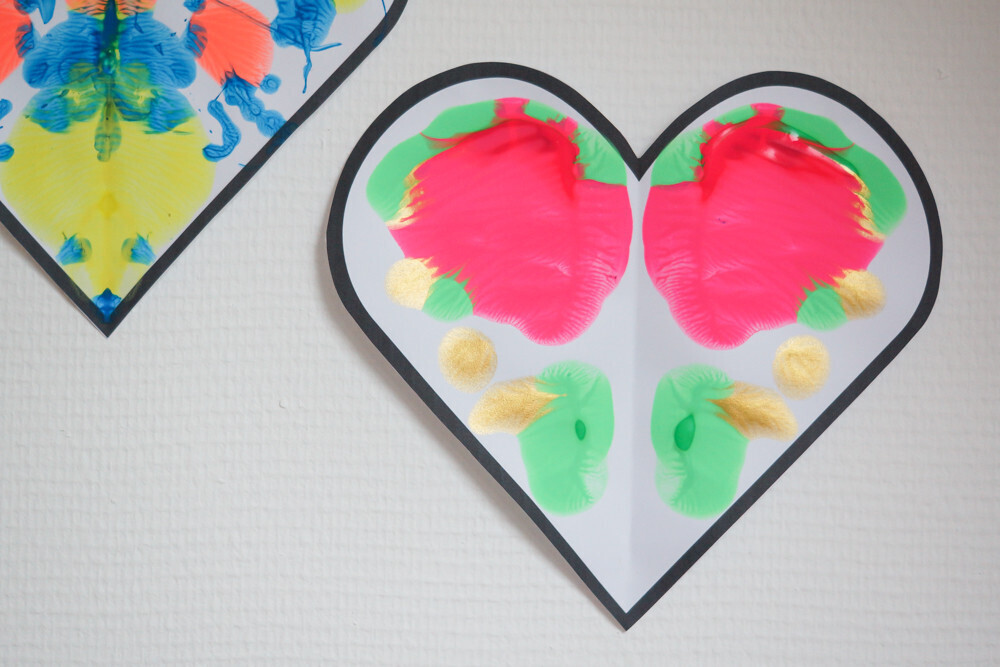 peinture en symétrie à partir de coeur. activité manuelle