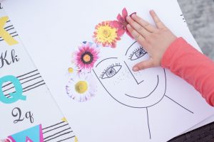 Collage : une jolie chevelure fleurie