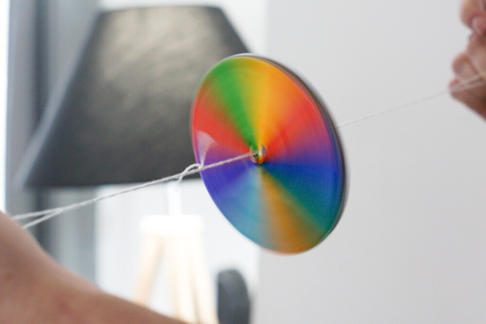 DIy un disque coloré magique. Expérience des couleurs. Activité manuelle