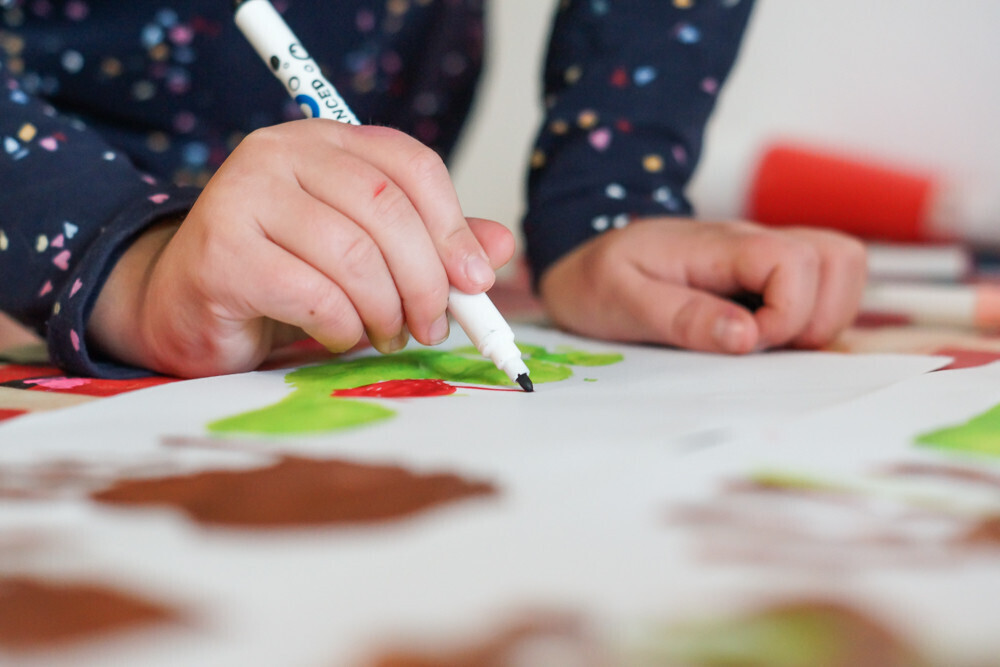 Activité manuelle sur le thème Noël, Christmas empreinte de mains et de pas en peinture Enfant Traîneau du père Noël