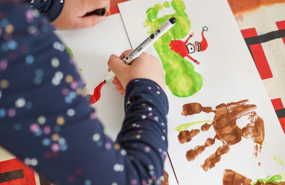 Activité manuelle sur le thème Noël, Christmas empreinte de mains et de pas en peinture Enfant Traîneau du père Noël