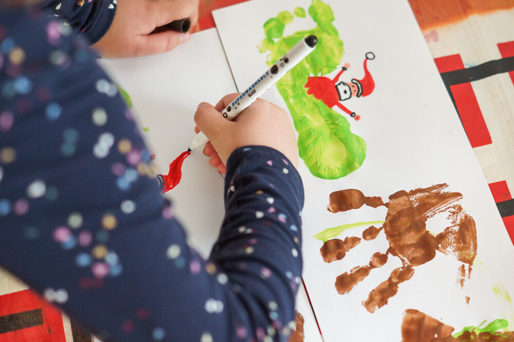 Activité manuelle sur le thème Noël, Christmas empreinte de mains et de pas en peinture Enfant Traîneau du père Noël