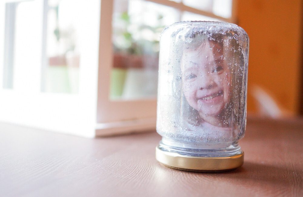 activité manuelle et créative sur le thème de l'hiver. DIY d'une boule à neige avec photo Un jour un Jeu Idée activité enfant Idée cadeau