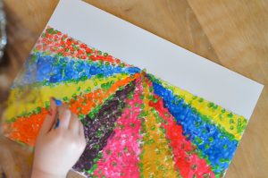 Peinture : un champ fleuri avec des cotons tiges