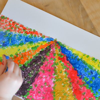 Peinture : un champ fleuri avec des cotons tiges