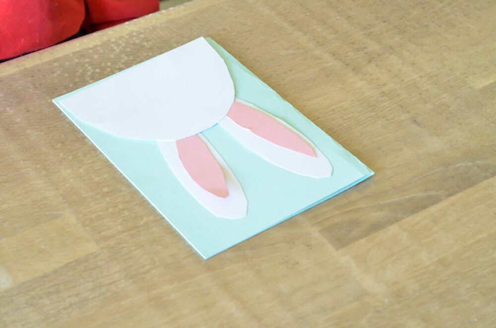 Activité créative Activité manuelle Réalisation d'une carte sur le thème de Pâques Découpage et collage pour réaliser une carte de Pâques avec un lapin. Un jour un jeu