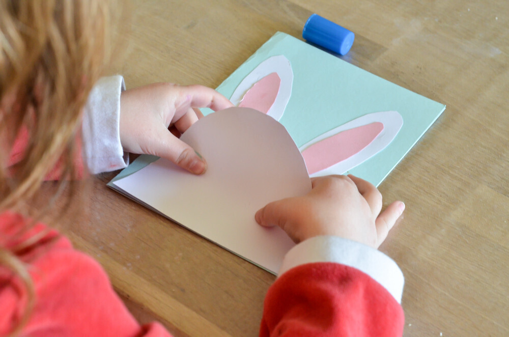 Activité créative Activité manuelle Réalisation d'une carte sur le thème de Pâques Découpage et collage pour réaliser une carte de Pâques avec un lapin. Un jour un jeu