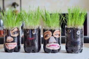 Des bonhommes aux cheveux rigolos