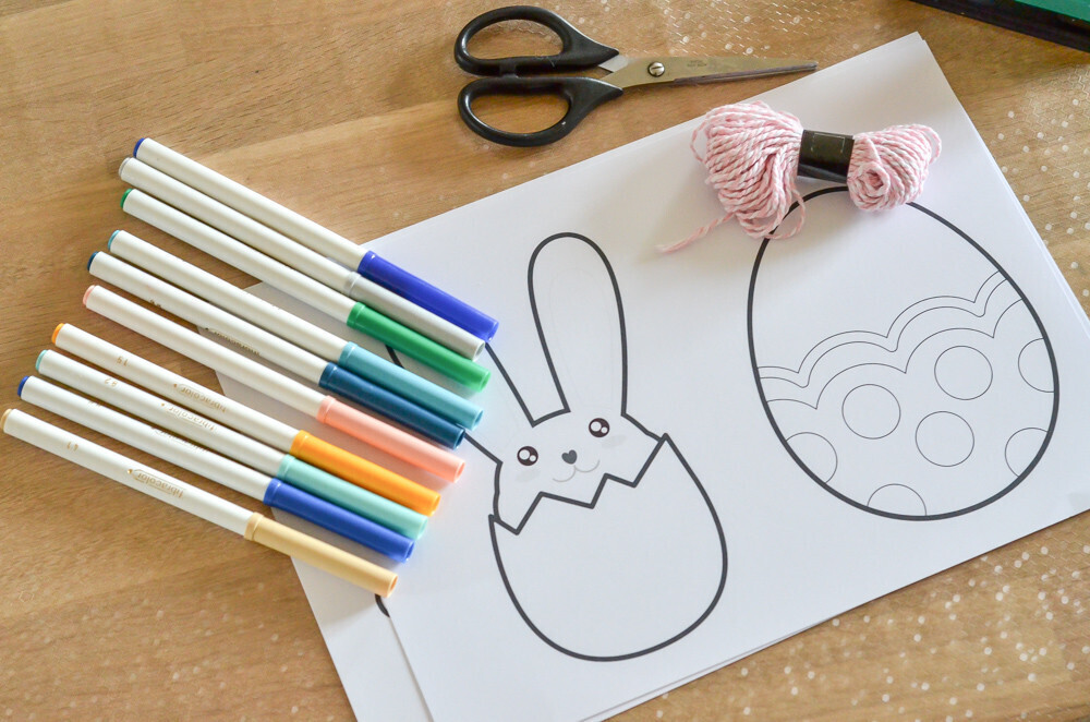 Activité manuelle sur le thème de Pâques, Activité créative. Réalisation d'une guirlande de pâques avec des lapins, des oeufs et des poussins. A colorier ou à peindre Un jour un jeu