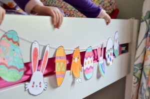 Activité manuelle sur le thème de Pâques, Activité créative. Réalisation d'une guirlande de pâques avec des lapins, des oeufs et des poussins. A colorier ou à peindre Un jour un jeu