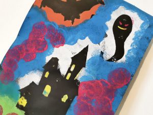 Une toile d’Halloween réalisée avec des pochoirs