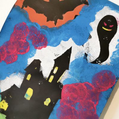 Une toile d&rsquo;Halloween réalisée avec des pochoirs