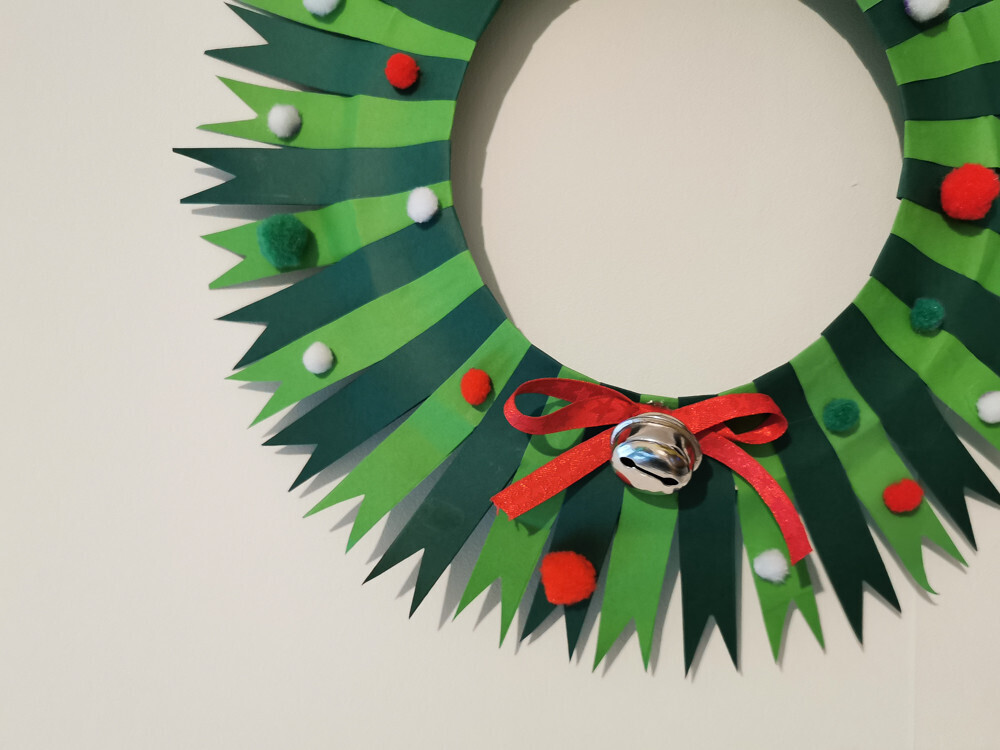 Une jolie couronne de Noël en papier - Un jour un jeu