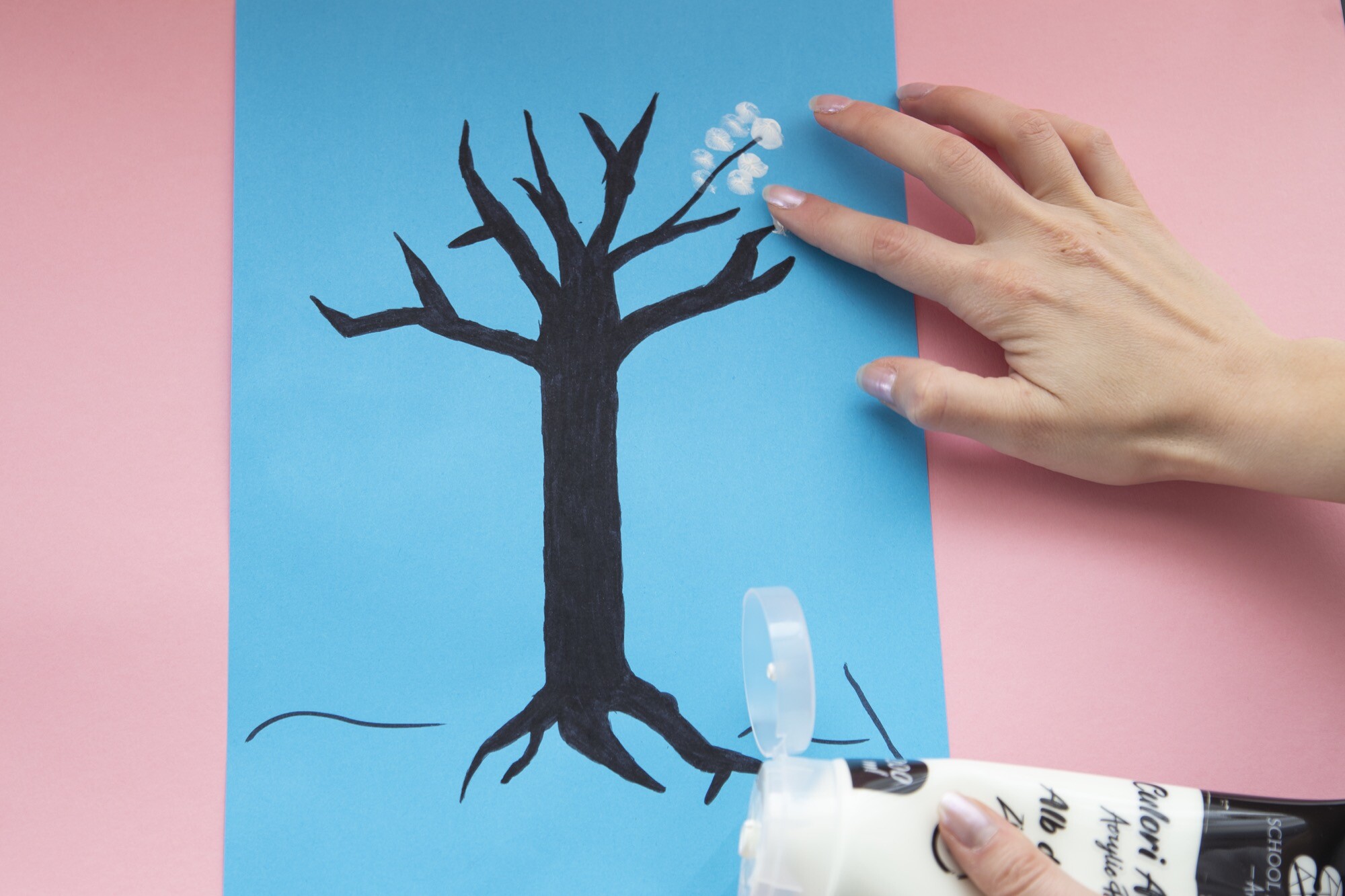 Dessiner un arbre avec les doigts - Tête à modeler