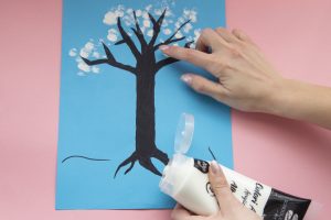 Mon arbre d’hiver à peindre avec les doigts