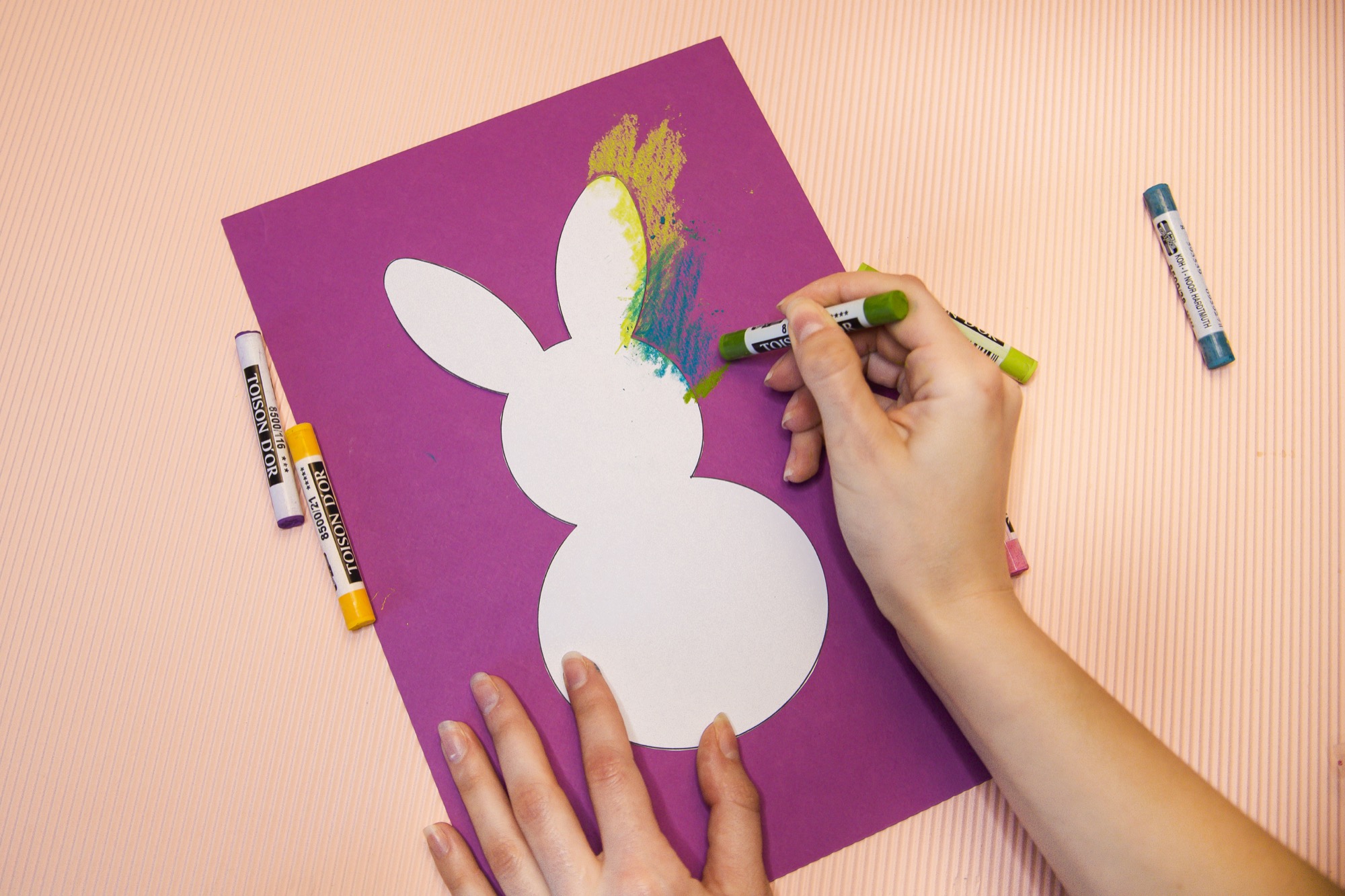 ai généré une sucré blanc lapin est entouré par couleur pastel Pâques des  œufs sur une pailleté rose arrière-plan, parfait pour saisonnier publicité,  sur le thème des vacances contenu, et conviviale et