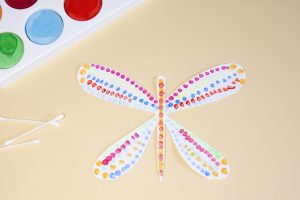 Ma jolie libellule colorée en pointillés