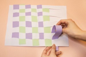 Tissage de papier : une activité manuelle pour exercer la motricité fine