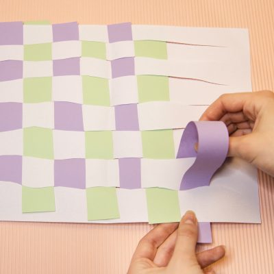 Tissage de papier : une activité manuelle pour exercer la motricité fine
