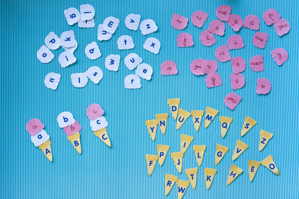 Mon atelier de reconnaissance des lettres avec des cornets de glace